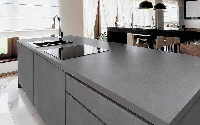 Piedra Sinterizada vs. PVC: ¿Cuál es la Mejor Elección para tu Cocina y Espacios Exteriores?