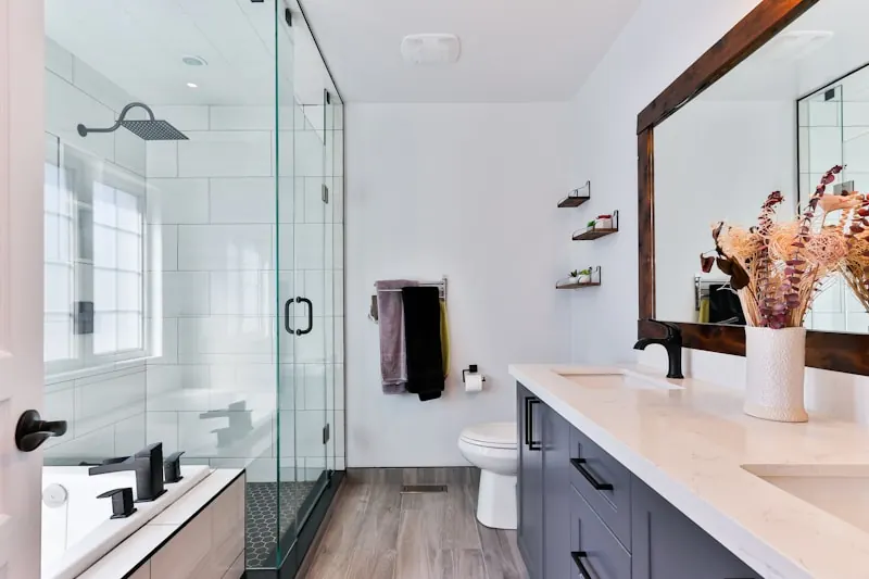 Baño revestido en piedra sinterizada