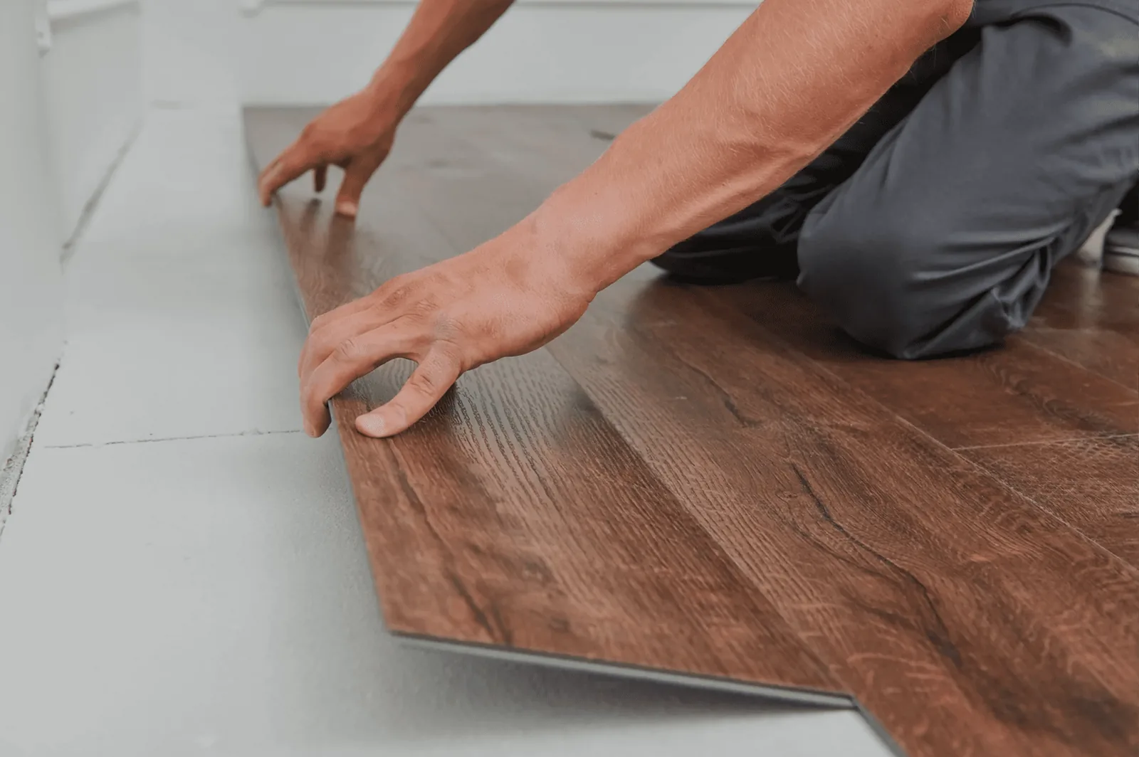Instalación de piso vinílico SPC con sistema click sobre el subsuelo