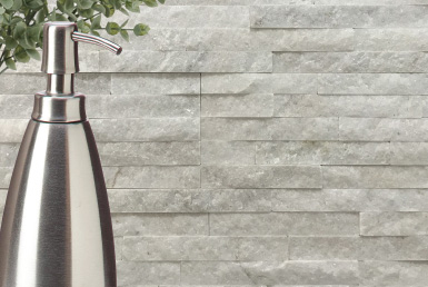 piedra natural gris claro y dispensador de jabón metálico