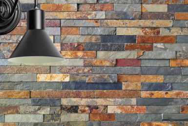 piedra natural instalada en pared tonos grises lámpara moderna negra