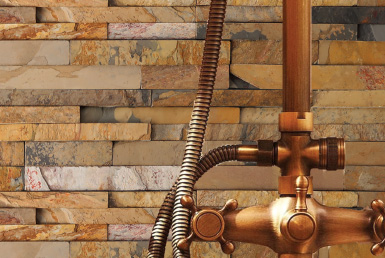 pared terminado con piedra natural tipo fachaleta grifería