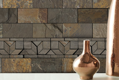 piedra natural tipo mosaico instalada sobre pared junto a florero cobre