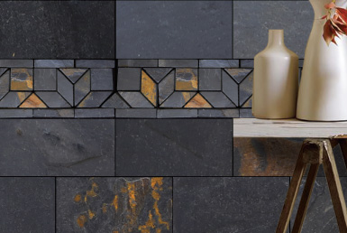 piedra natural tipo mosaico tonos grises y óxido sobre pared mesa de madera con jarrones beige