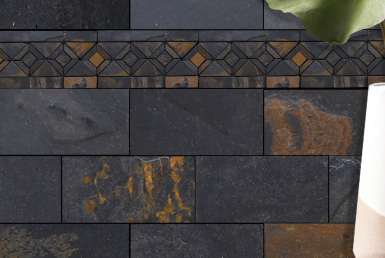 pared decorada con piedra natural tono gris oscuro con óxido