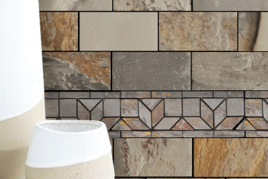 pared con revestimiento tipo mosaico de piedra natural tonos tierra con floreros beige y cafe