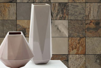 pared rústica cubierta con piedra natural y floreros grises