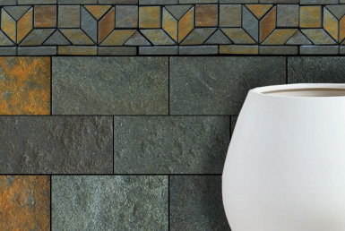 piedra natural tonos verde oro instalada tipo mosaico sobre pared junto a maceta blanca