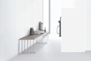 baño pared con mosaico blanco pisos de porcelanato formato grande tono claro