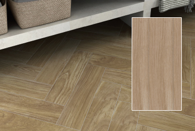 Kinara-importación-y-venta-porcelanato-tipo-madera-15.3x58.9-cm-rectificado-IDAHO-HONEY baño mueble blanco piso porcelanato tipo madera color beige