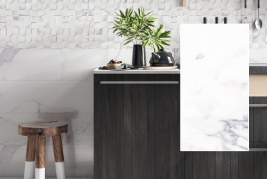 kinara-importación-distribución-ventas-revestimientos-de-construcción-25x85cm-PALATINA cocina con porcelanato formato grande tono claro en pared y meson negro