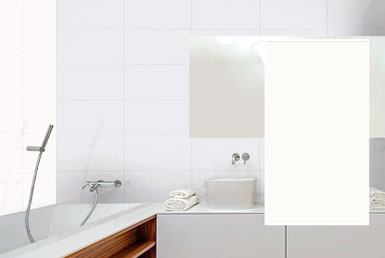 Baño balnco de restaurante economico porcelanato en pared y pisos con mesones blancos