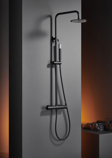 Duchas negro mate larga con tecnología avanzada y paredes gris mate