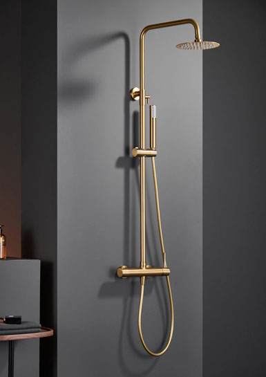 Ducha dorada oro cepillado ideal para baño con pared gris mate