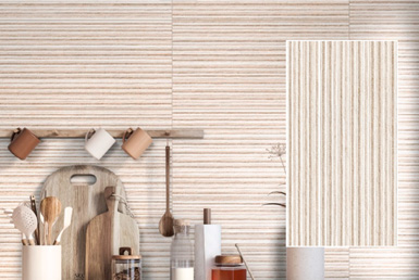 Cerámica decorativa en pared de edificio Quito, color beige con accesorios de cocina