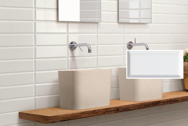 Subwat blanco en pared de baños con meson tipo madera y lavamanos beige, con grifos extraibles cromados