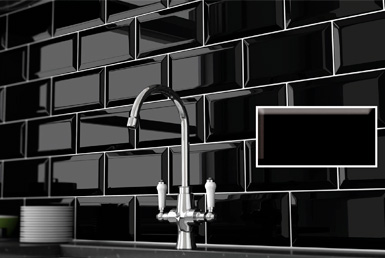 Grifo cromato de cocina con fondo pared de metrotile negro