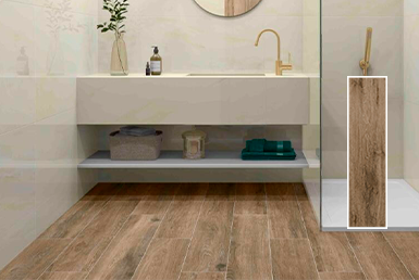 Ceramica en pisos de color beige con meson de porcelanato beige y accesorios de baño, grifería dorada