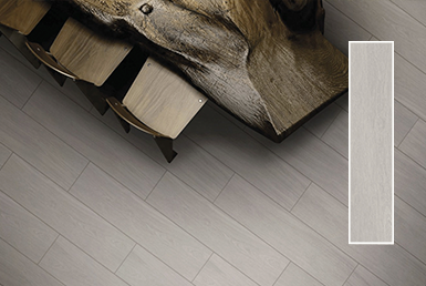 Cerámica maderada gris mate, con sillas de madera y mesa maderada