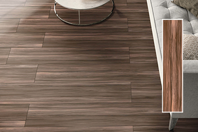 Cerámica para pisos tipo madera café en sala con sillon blanco