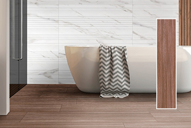 Cerámica maderada café, en baño elegante y fondo de pared blanco con betas, bañera blanca