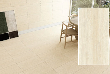 Porcelanato beige en exterior en pisos y paredes, con mesa de madera pequeña