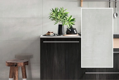 Ceramica tipo marmol gris mate en pared y pisos , con taburete de madera y meson negro.