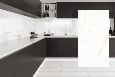Cerámica marmol blanco ocn vetas doradas para cocina, en pisos y paredes. con mesones de negros