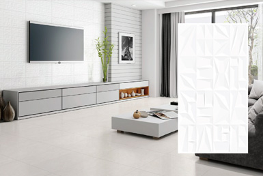 Sala con cerámica decorativa para pared con texturas de rayas, piso de ceramica beige, televisor grande, planta verde y cuadro de paris.