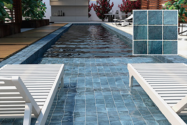 Cerámica para piscina azul cielo con sillas de sol blancas