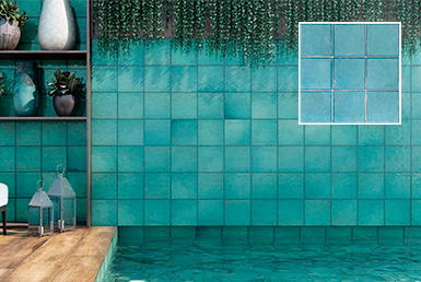 Cerámica para piscina azul cielo en paredes y en pisos de piscina con flores decorativas verdes y pisos de porcelanato tipo madera