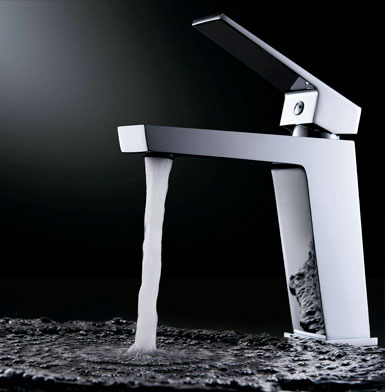 griferia-ART-CROMADA Llave para baño cromada gris, sofisticada con agua cristalina y porcelanato negro de fondo.