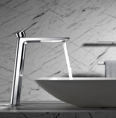 griferia-BELGICA-ALTA-CROMADA Manivela crimada y grifo cromado resistente y duradero alto, con paredes de porcelanato blanco veteado y lavamano blanco