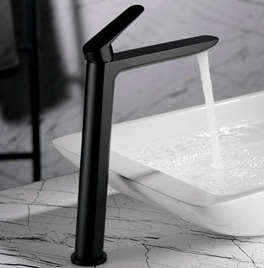 griferia-BELGICA-ALTA-NEGRO-MATE Grifo alto negro mate en tendencia y moderno quito, con lavamanos blanco y piso blanco con vetas negras