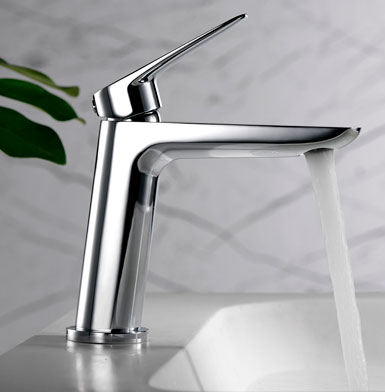 griferia-BELGICA-CROMADA Grifo cromado en tendencia para baño con un fondo pared blanca con vetas negras