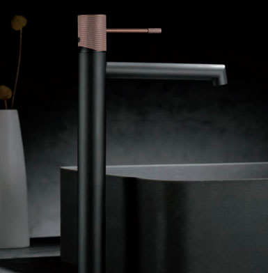 griferia-LINE-ALTA-CHAMPAGNE Grifo monomando alto sofisticado y elegante, con manivela rosa y lavabo gris de porcelanato