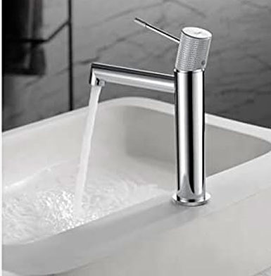 griferia-LINE-CROMADA Llave cromada gris marca elegante y sofisticada a precios economicos, con lavamanos blanco y agua cristalina, fondo porcelanato blanco con vetas negras