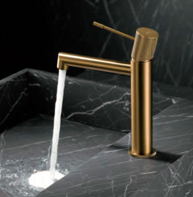 griferia-LINE-ORO-CEPILLADO Grifo oro cepillado dorada, con detalle en la manivela agua cristalina, blaño con lavamanos gris con vetas blancas