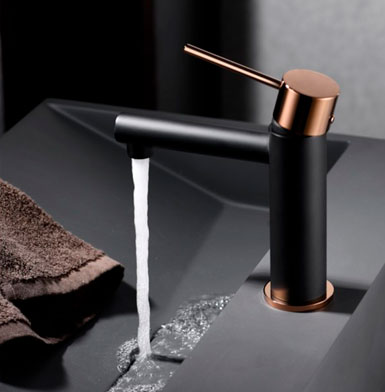 griferia-MILOS-STICK-ORO-ROSA Llave negro mate en tendencia y moderna , con manija oro rosa cepillado, toalla cafe, y lavamanos gris de porcelanato