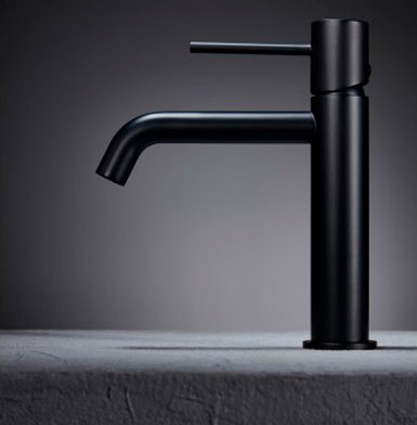 griferia-MONZA-NEGRO-MATE Llave pequeña negro mate, con porcelanato de base gris y manivela negro mate