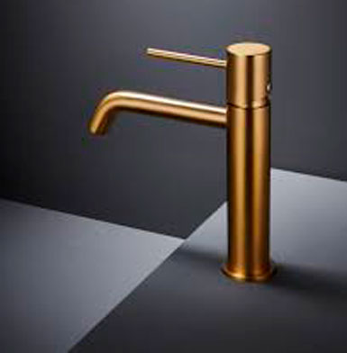 griferia-MONZA-ORO-CEPILLADO Grifo dorado oro cepillado, con llave dorada, pisos y paredes de ceramica gris en baño