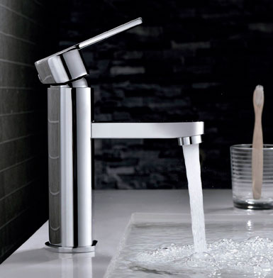 griferia-ROMA-CROMADA Grifería cromada gris baja en baño con piso blanco y parede negra de piedra decorativa, cepillo dental rosa