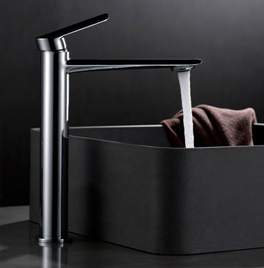 griferia-URAL-ALTA-CROMADA Llave cromada alta con agua para baño, y lavamanos gris grande y porcelanato de fondo negro español