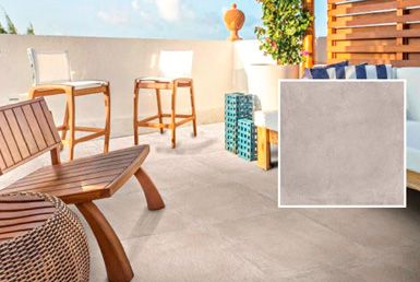 Piso color beige antideslizante de ceramica con sillas de madera y pieza de porcelanato adelante 60x60 cm