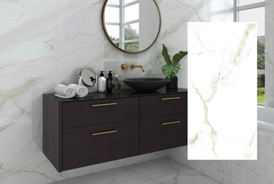 Ceramica de 30 x 60 en pared color blanco con vetas negras y espejo con encimera de madera