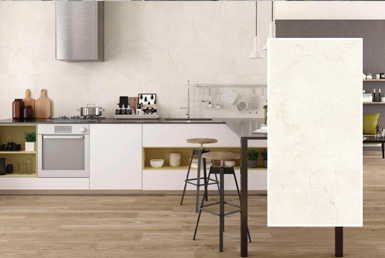 Porcelanato beige con vetas decorativo en pared de cocina con meson blanco de cocina, sillas y mesa de madera, piso de ceramica tipo madera
