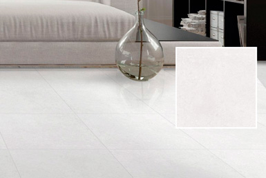 Porcelanato antideslizante tipo cemento color blanco mate con florero transparente y sillon