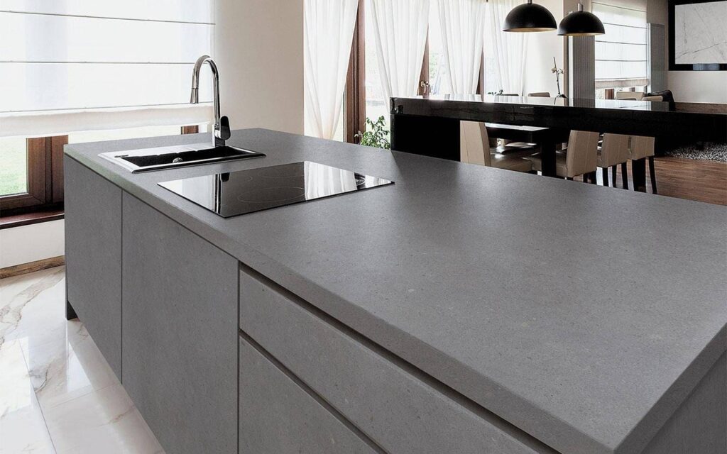 Piedra Sinterizada vs. PVC: ¿Cuál es la Mejor Elección para tu Cocina y Espacios Exteriores?