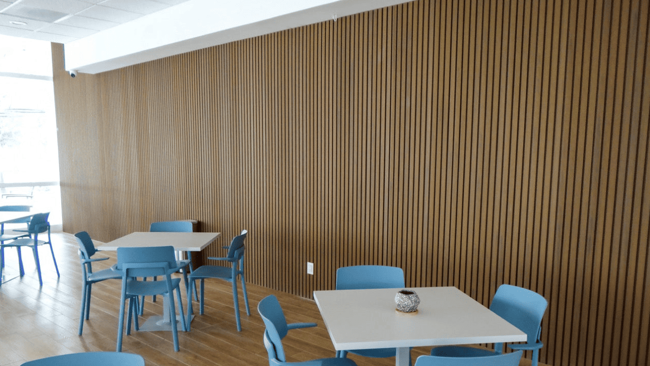 coworking-ideas-paneles-ranurados-wpc