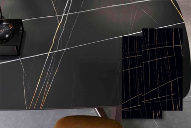 GALAXY BLACK - porcelanato-pared Pared con porcelanato negro con vetas doradas moderno y piezas negras de 80x16cm
